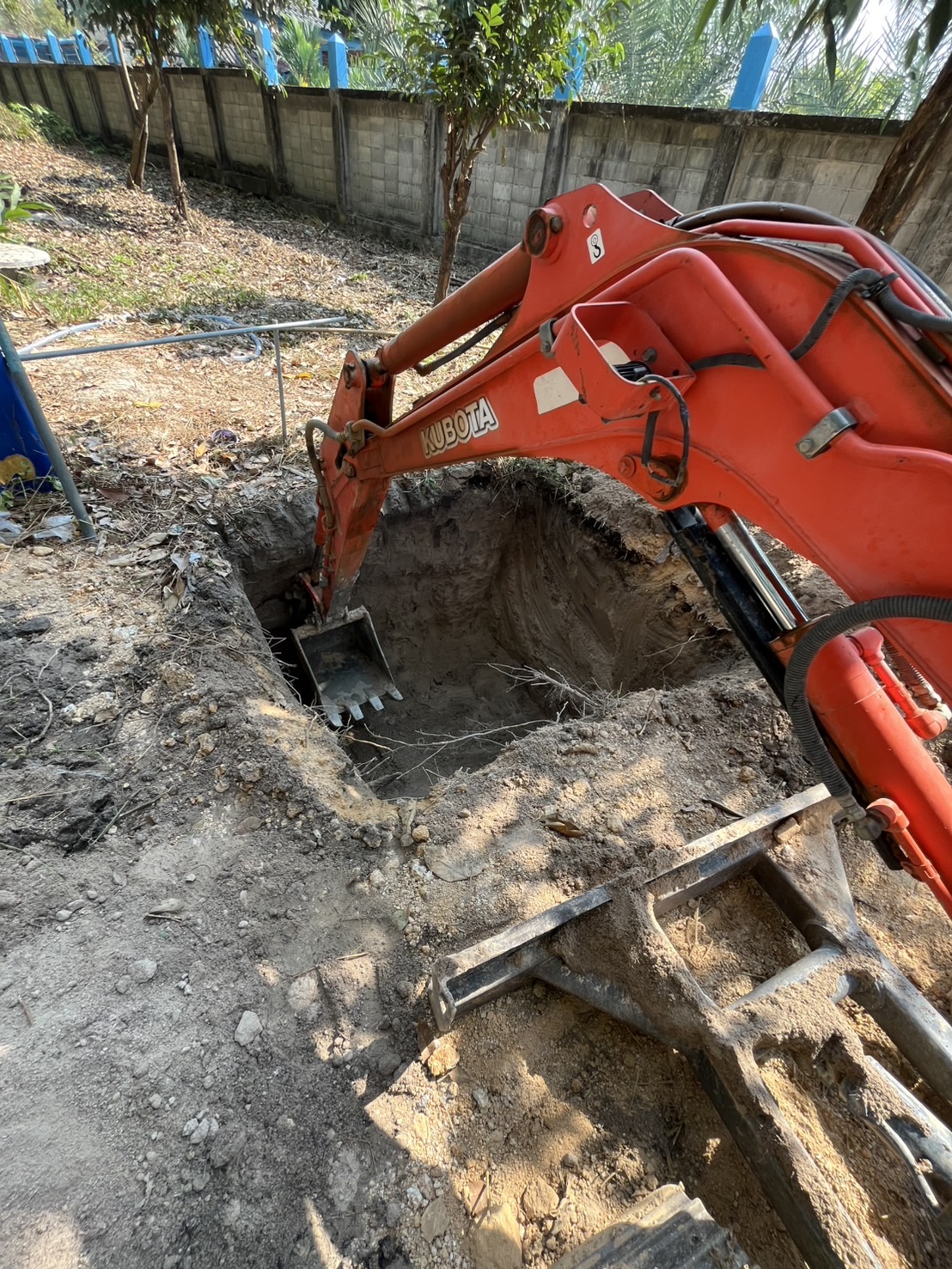 18 - https://ปิ่นเจริญเช่าแม็คโครระยองชลบุรี.com | ปิ่นเจริญ แบคโฮ ให้เช่ารถแม็คโคร PC30-PC200 พร้อมหัวเจาะ/สกัด, รถดั๊ม รับรื้อถอน ปรับพื้นที่ ขุดฟุตติ้ง บริการรวดเร็ว คุณภาพดี ราคาถูก ในระยอง ชลบุรี และใกล้เคียง