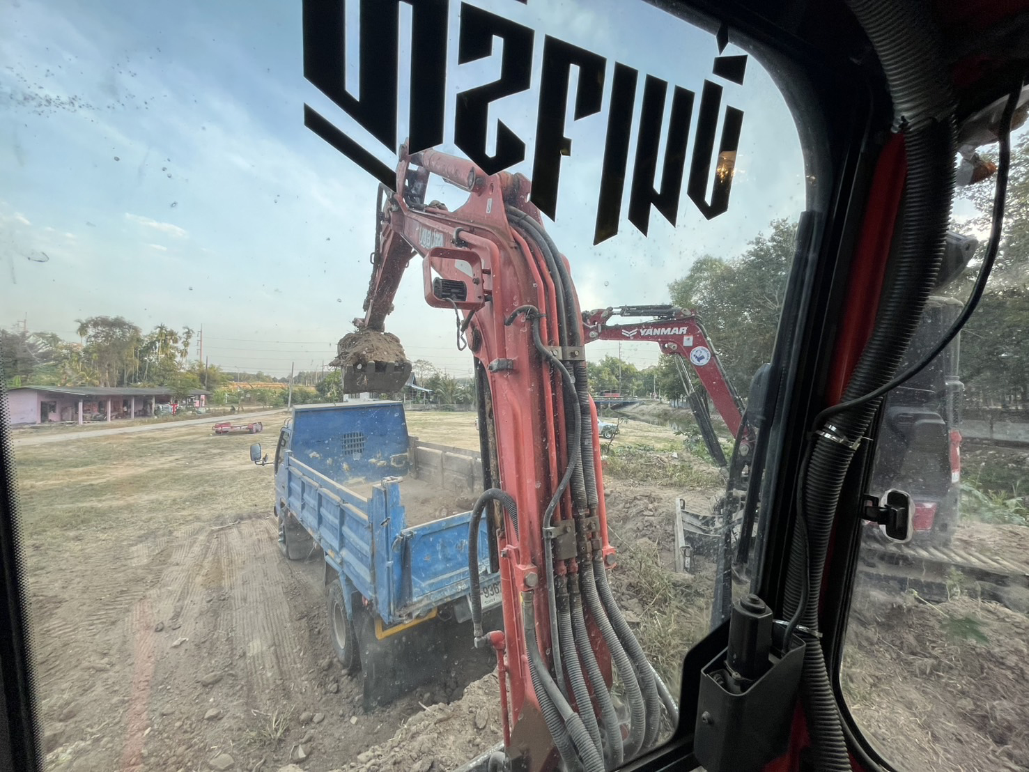 2 - https://ปิ่นเจริญเช่าแม็คโครระยองชลบุรี.com | ปิ่นเจริญ แบคโฮ ให้เช่ารถแม็คโคร PC30-PC200 พร้อมหัวเจาะ/สกัด, รถดั๊ม รับรื้อถอน ปรับพื้นที่ ขุดฟุตติ้ง บริการรวดเร็ว คุณภาพดี ราคาถูก ในระยอง ชลบุรี และใกล้เคียง