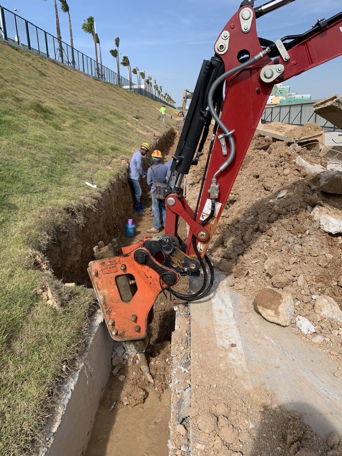 23 - https://ปิ่นเจริญเช่าแม็คโครระยองชลบุรี.com | ปิ่นเจริญ แบคโฮ ให้เช่ารถแม็คโคร PC30-PC200 พร้อมหัวเจาะ/สกัด, รถดั๊ม รับรื้อถอน ปรับพื้นที่ ขุดฟุตติ้ง บริการรวดเร็ว คุณภาพดี ราคาถูก ในระยอง ชลบุรี และใกล้เคียง