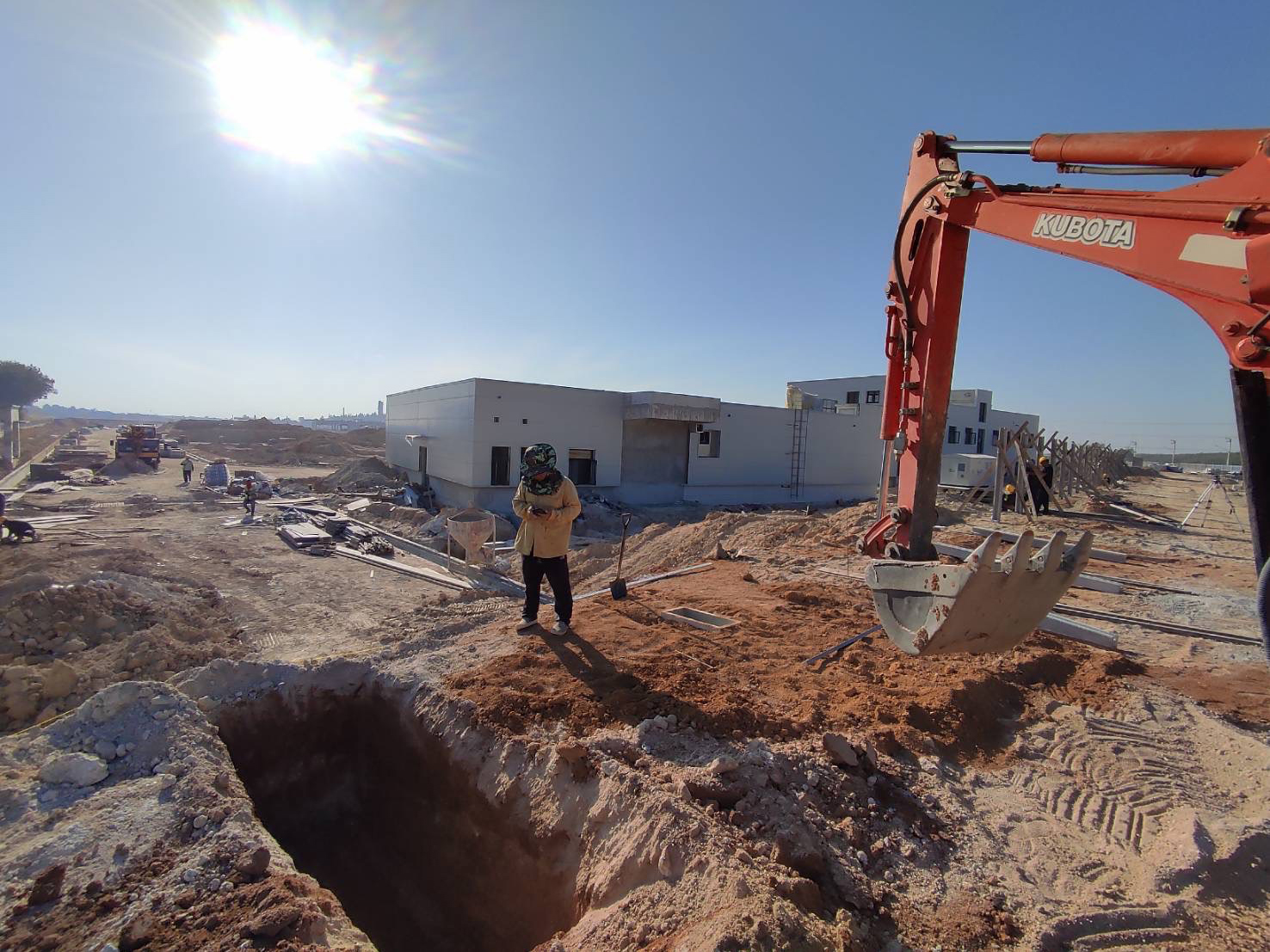 3 - https://ปิ่นเจริญเช่าแม็คโครระยองชลบุรี.com | ปิ่นเจริญ แบคโฮ ให้เช่ารถแม็คโคร PC30-PC200 พร้อมหัวเจาะ/สกัด, รถดั๊ม รับรื้อถอน ปรับพื้นที่ ขุดฟุตติ้ง บริการรวดเร็ว คุณภาพดี ราคาถูก ในระยอง ชลบุรี และใกล้เคียง