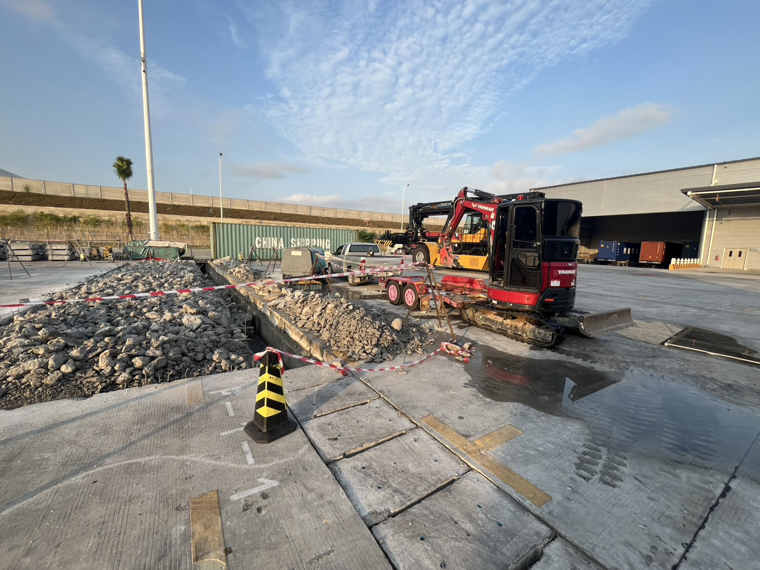 4 - https://ปิ่นเจริญเช่าแม็คโครระยองชลบุรี.com | ปิ่นเจริญ แบคโฮ ให้เช่ารถแม็คโคร PC30-PC200 พร้อมหัวเจาะ/สกัด, รถดั๊ม รับรื้อถอน ปรับพื้นที่ ขุดฟุตติ้ง บริการรวดเร็ว คุณภาพดี ราคาถูก ในระยอง ชลบุรี และใกล้เคียง